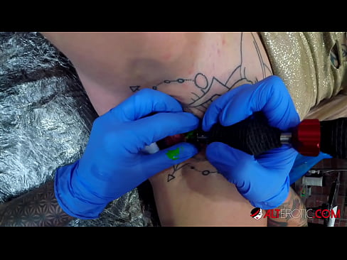 ❤️ Sully Savage, hottie estremamente tatuata, hà fattu un tatuatu nantu à u clitoris Porno fb à noi % co.classicmebel21.ru% ﹏